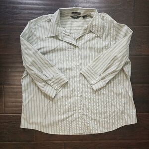 Eddie Bauer Wrinkle Resistant Button Up Collared Striped Top